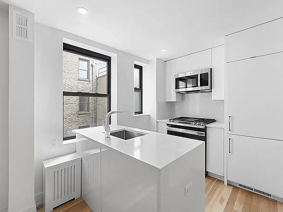 3rd image of 308 W 30th St APT 6D