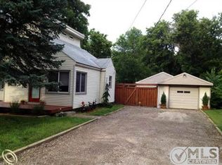 1235 Lochaven Rd, Waterford, MI 48327