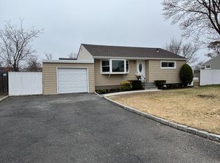 13 Cypress St, Central Islip, NY 11722