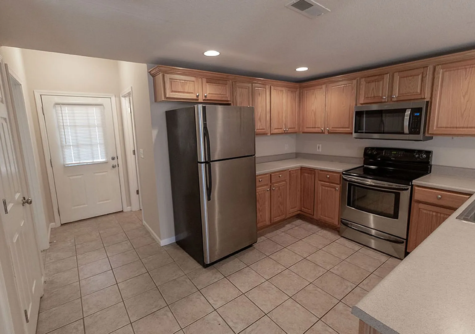 Beautiful 3 Bedroom Condo — Photo 3
