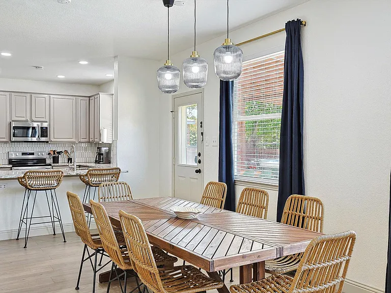 1049 Pullman Dr — Photo 14