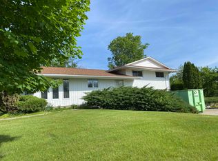 1727 N 5th St, Savanna, IL 61074