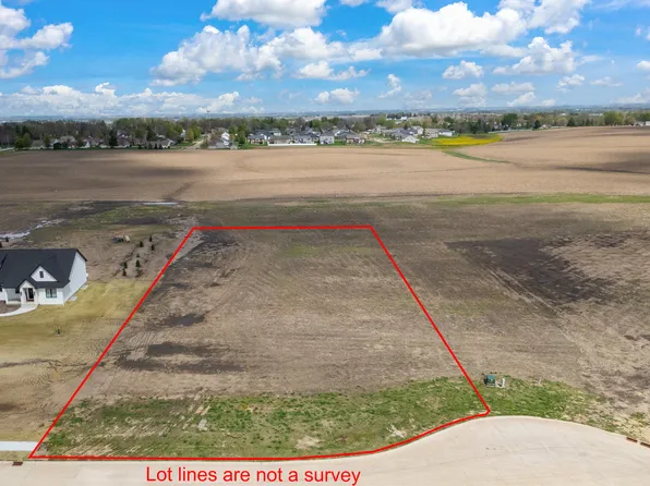 220 Ruby Ct, Long Grove, IA 52756