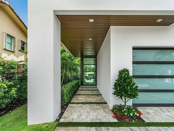 5th image of 326 NE Wavecrest Way