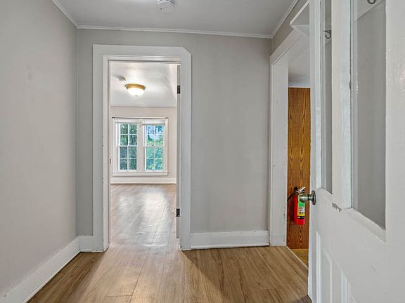 3rd image of 904 1/2 Clay St