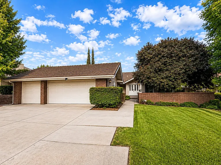 1644 N Mountain View Pl — Photo 1