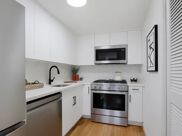 407 East 12th Street image 4 of 16