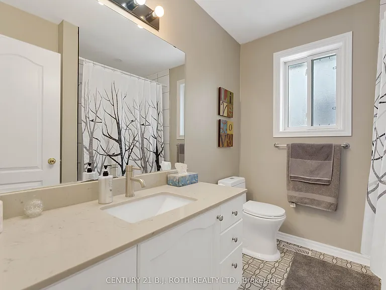 361 Georgian Dr #UPPER — Photo 12