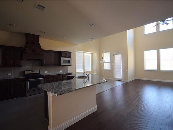 3rd image of 10648 Helen Dr