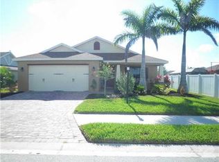 7221 35th St E, Sarasota, FL 34243