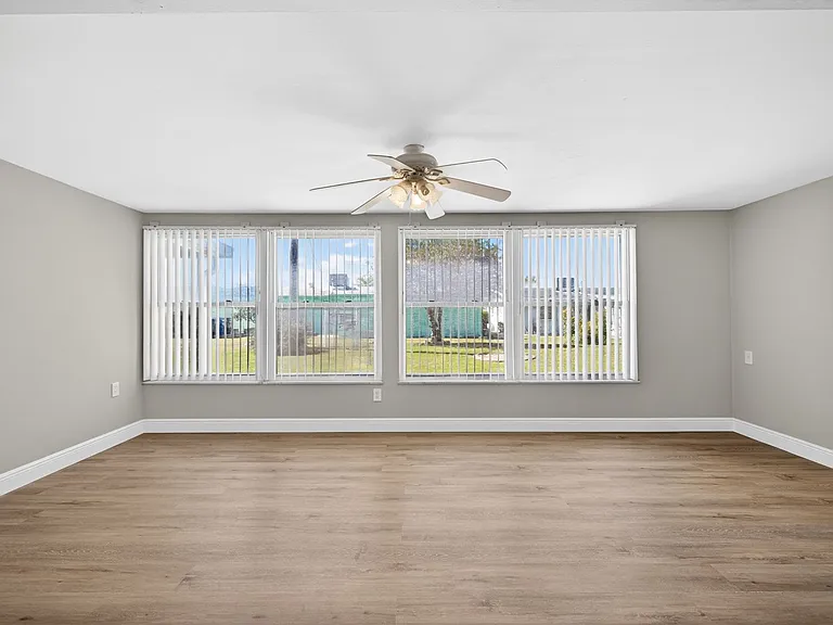 1528 Chevy Chase Dr — Photo 21