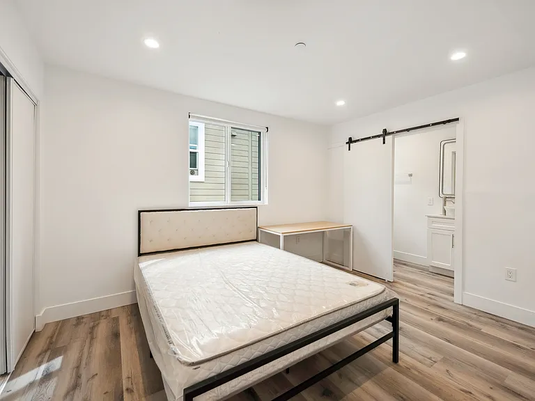 1186 W 37th Pl - USC DPS — Photo 6