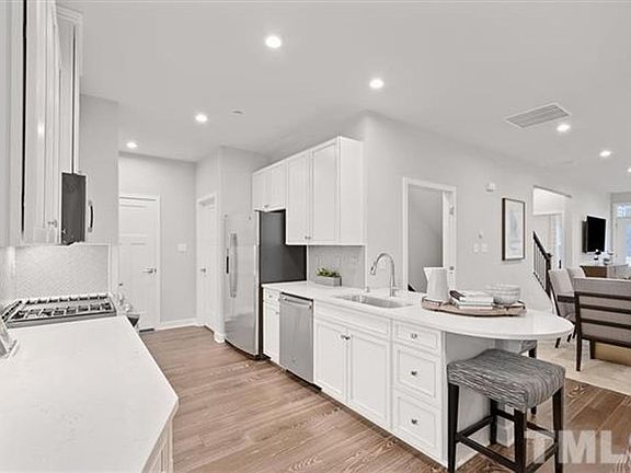 5th image of 406 Smallwood Dr