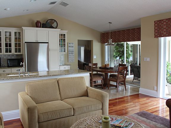 3rd image of 1850 Lakeshore Dr