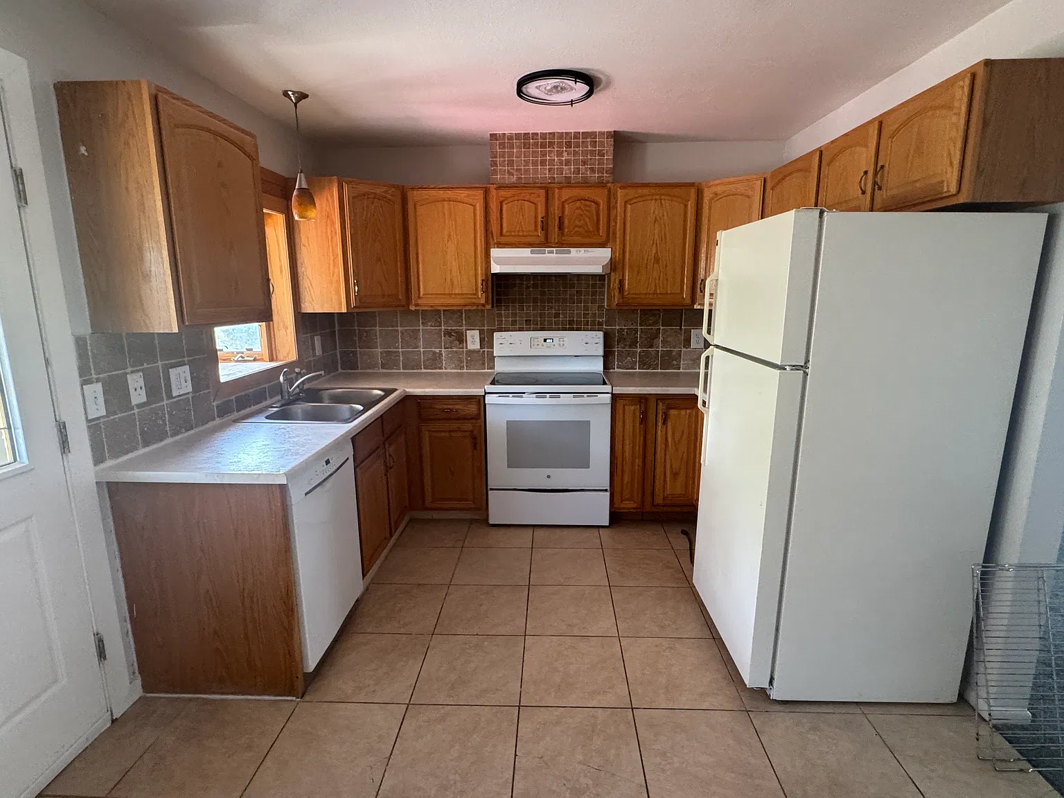 4 bed, 1600 sqft, $3,000 — Photo 2