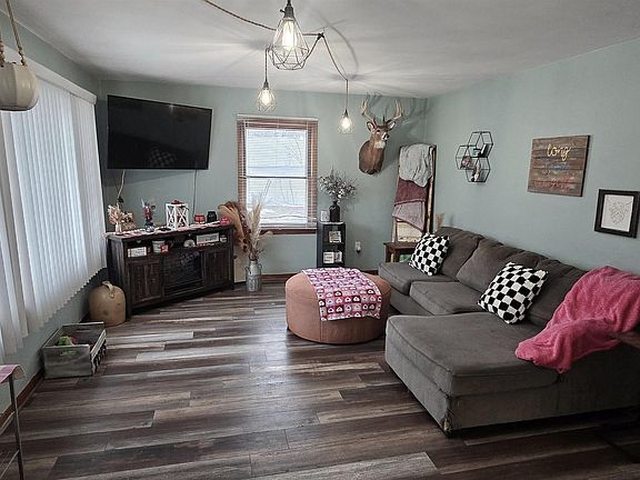 4th image of 225 Aspinwall St