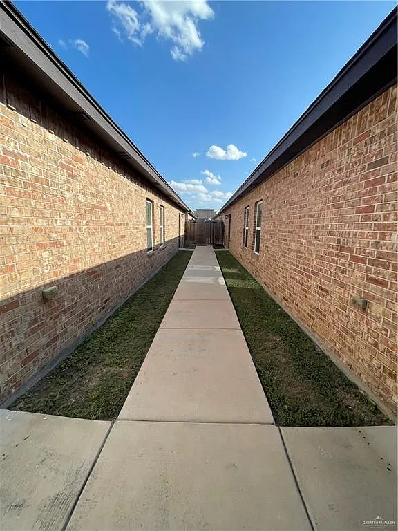 2 bed, 2.0 bath, 998 sqft, $1,000 — Photo 2