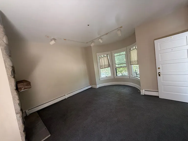 1042 Spruce St — Photo 3