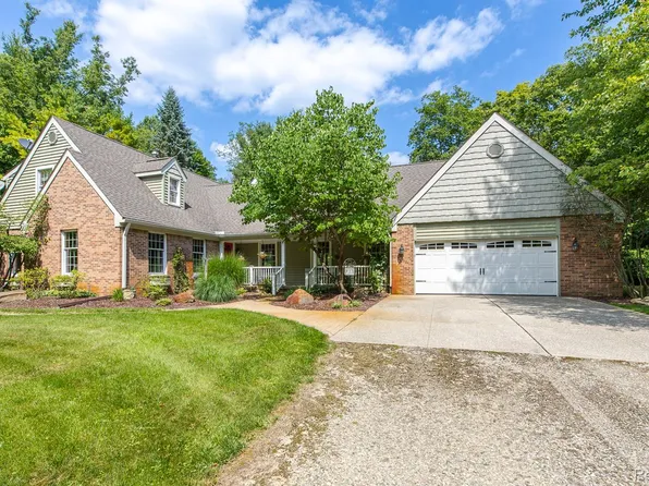 2411 Farmbrook Trl, Oxford, MI 48370