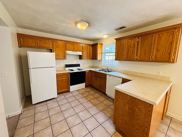 715 E Main St — Photo 5