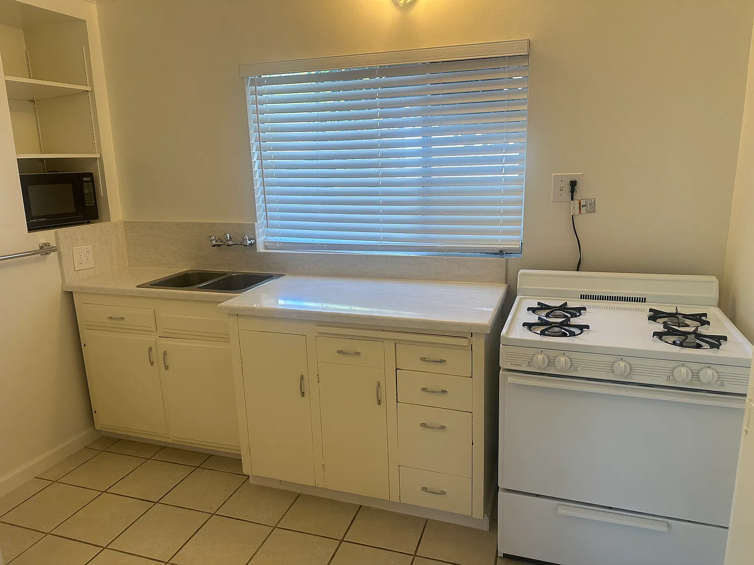 Studio, 420 sqft, $1,750 — Photo 4