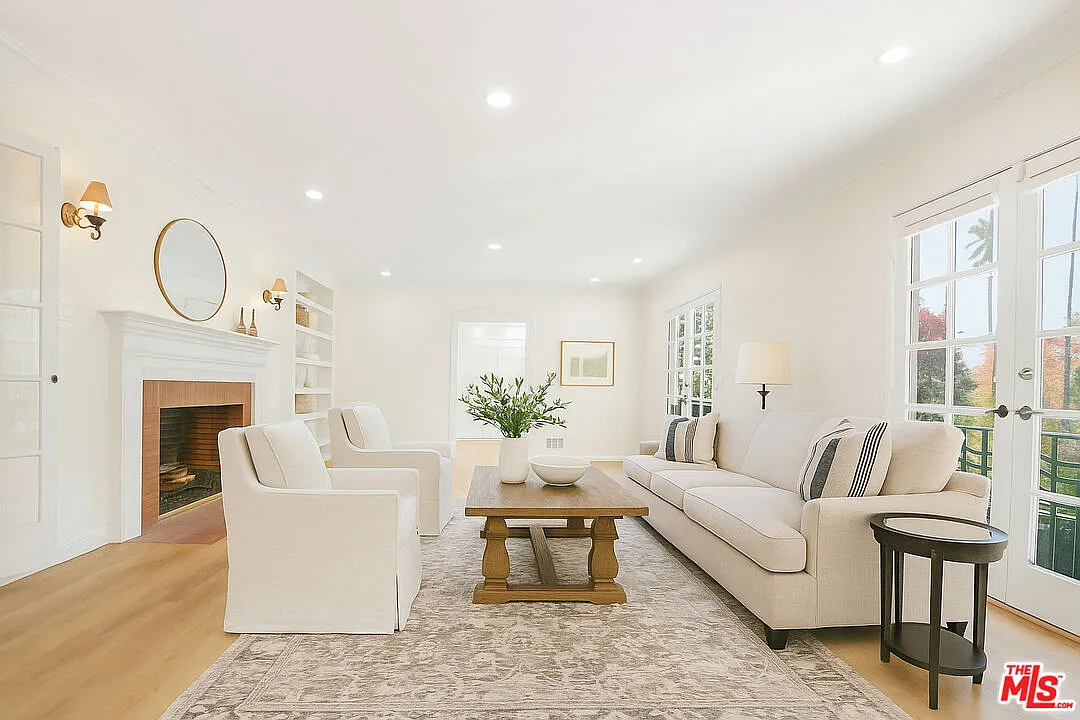 3 bed, 4.0 bath, 3700 sqft, $12,500 — Photo 2