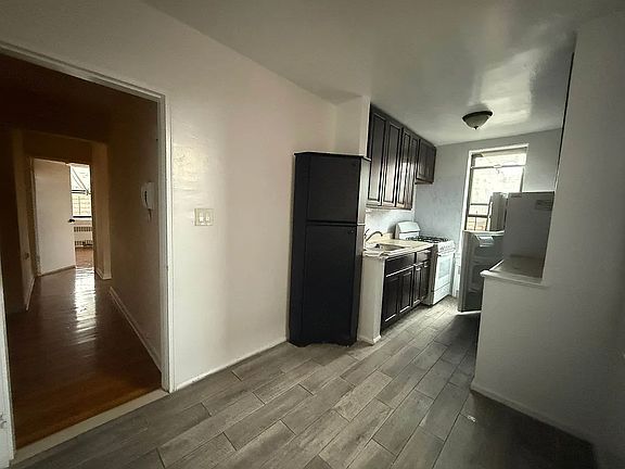 5th image of 141-30 Pershing Cres #5HH
