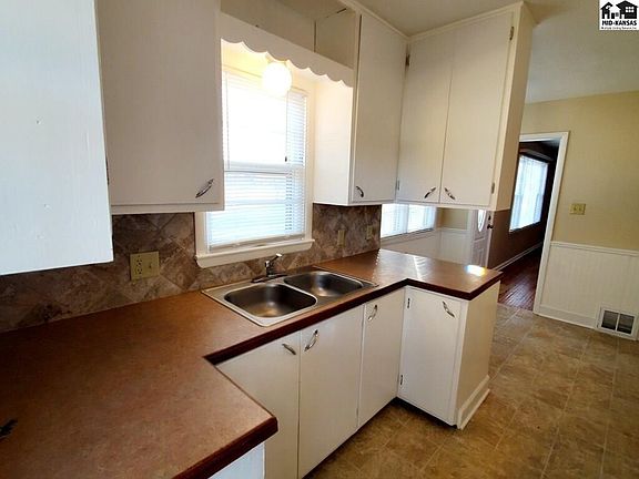 5th image of 1002 W 22nd Ave