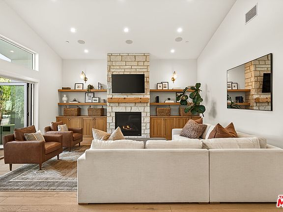 2nd image of 2670 Barry Ave