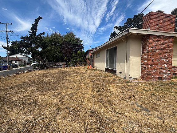 3rd image of 1064 Manor Road