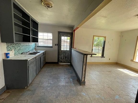 5th image of 104 S Colpitts Blvd