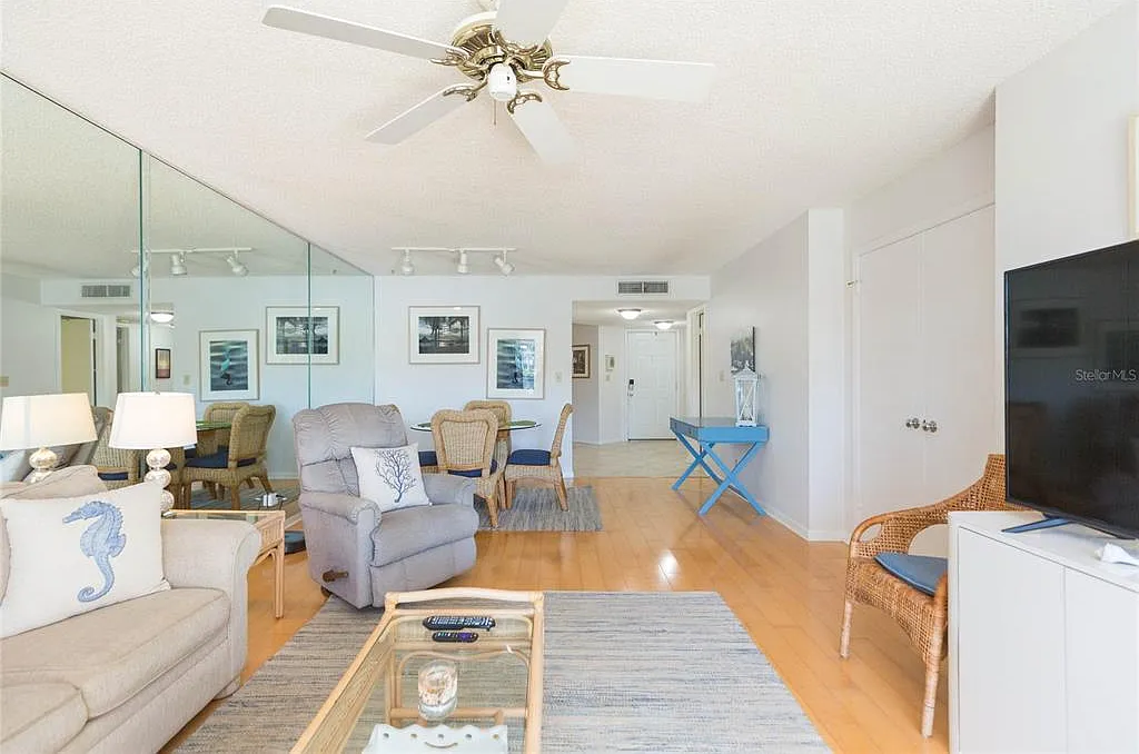 2 bed, 2.0 bath, 1075 sqft, $2,700 — Photo 4