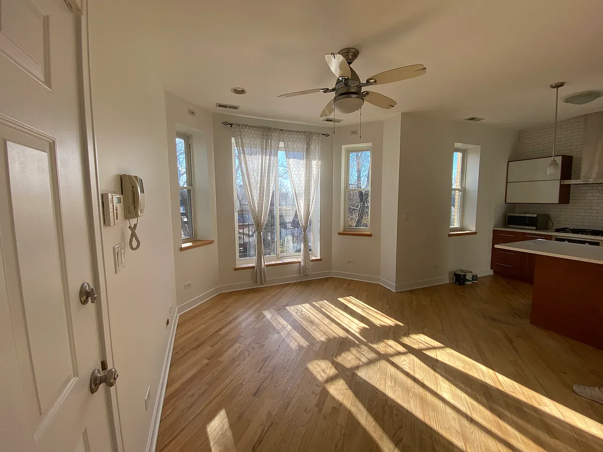 Building Photo - 3916 1/2 N Kedvale Ave #3W