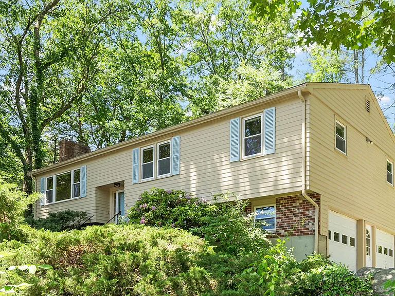 21 Cherokee Rd — Photo 1