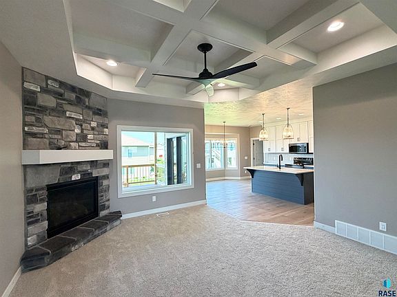 4th image of 2901 S Dunraven Ave