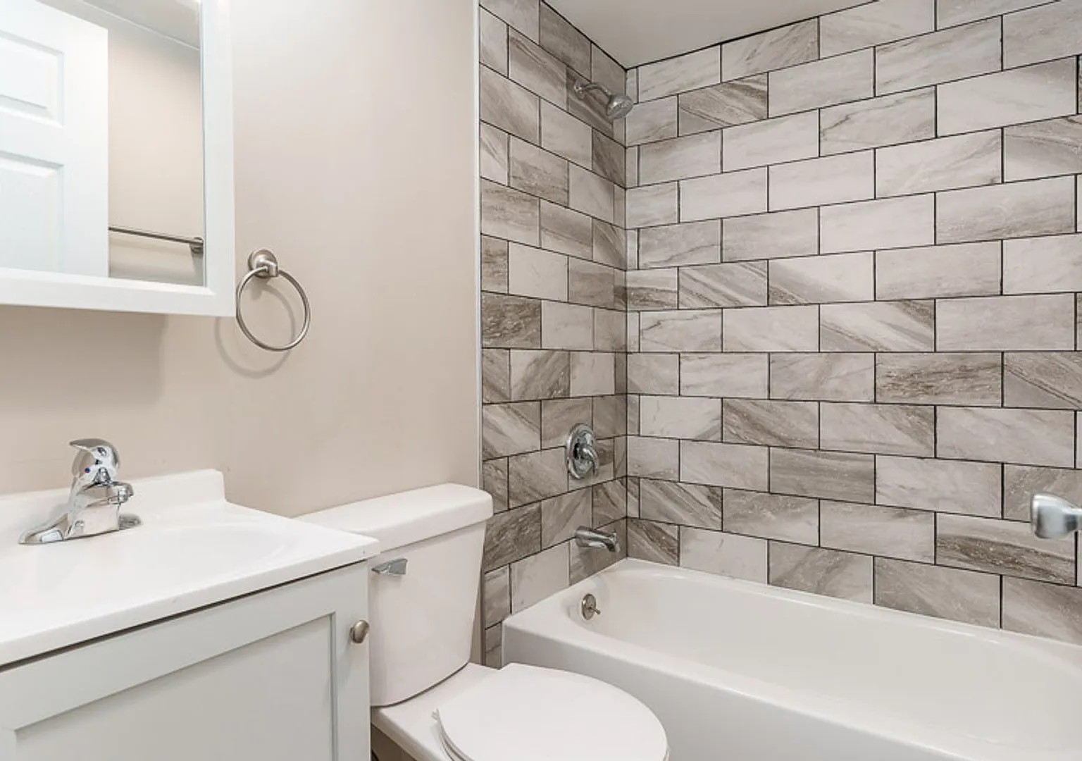 One Bedroom One Bathroom Home in South Beloit $895.00 — Photo 4