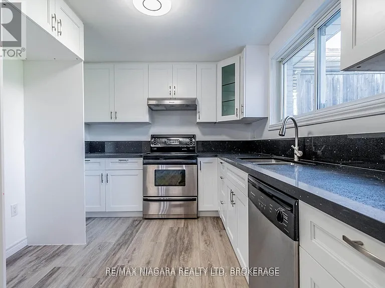 22 Chantler Rd #LOWER — Photo 5