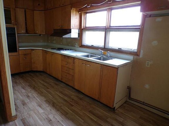 4th image of 318 Clinton St