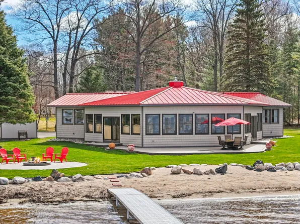 150 Calumet Ln, Houghton Lake, MI 48629