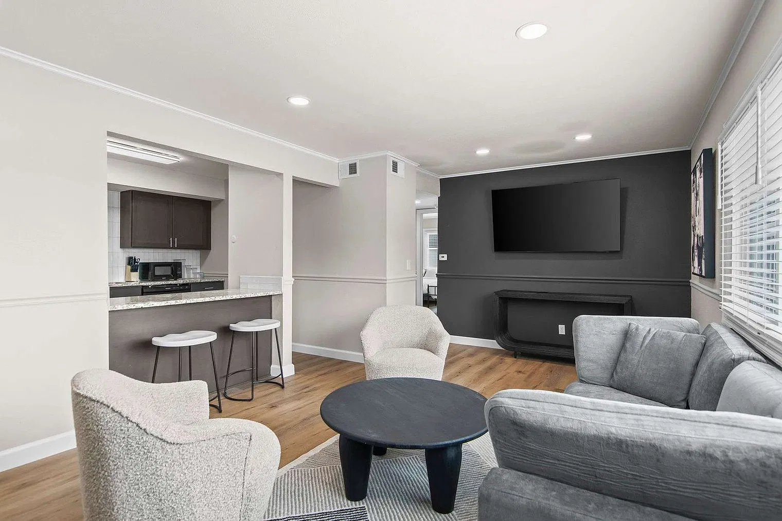 2 bed, 1.0 bath, 990 sqft, $2,265 — Photo 3