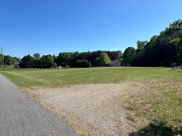 18 Rolling Rd, Moneta, VA 24121