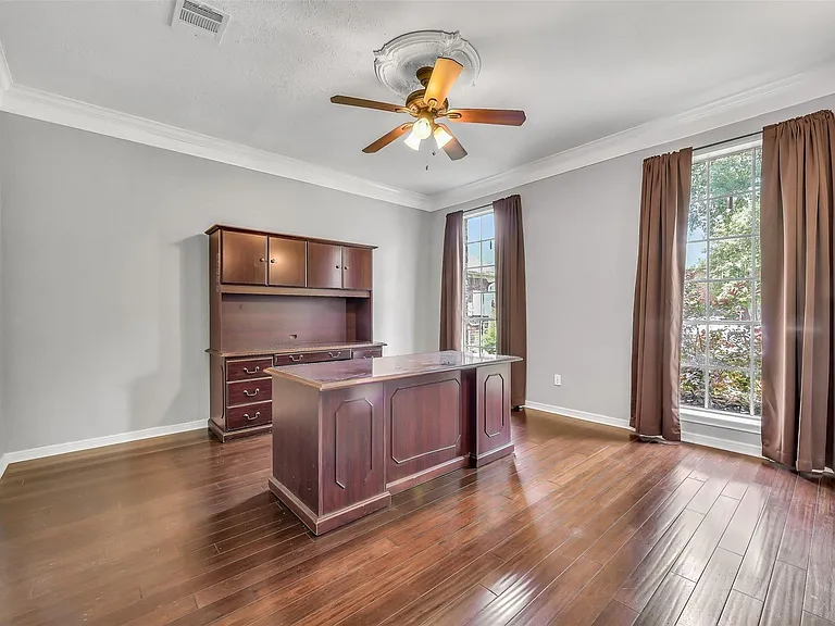 2111 Riverside Dr — Photo 7