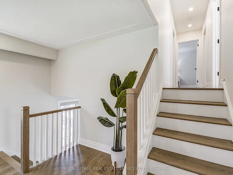 351 Strathcona Dr — Photo 24