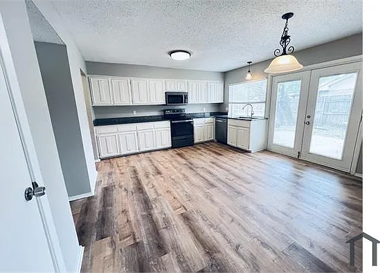 2102 Richwood Dr — Photo 2