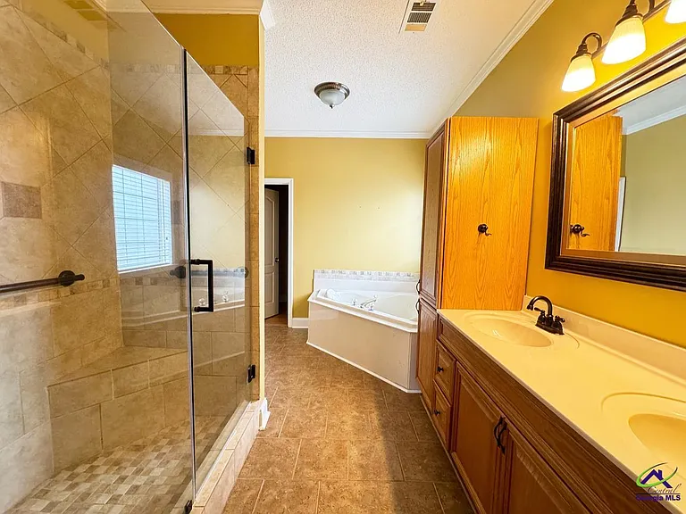 701 Victoria Cir — Photo 14