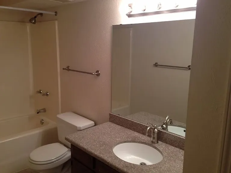 Regal Oaks Luxury Apartments — Photo 6