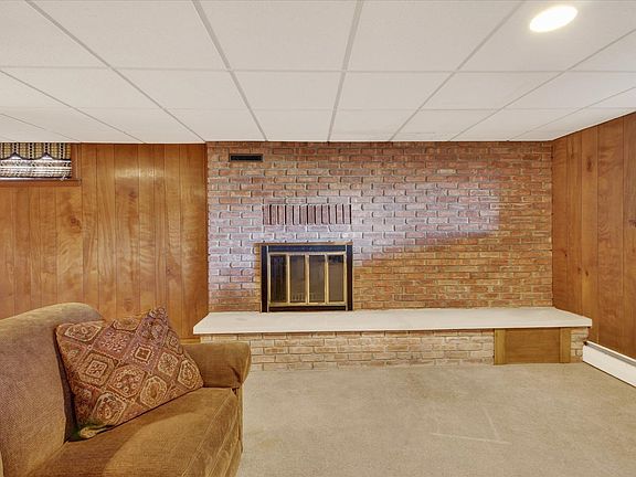 2nd image of 901 Riverview Dr
