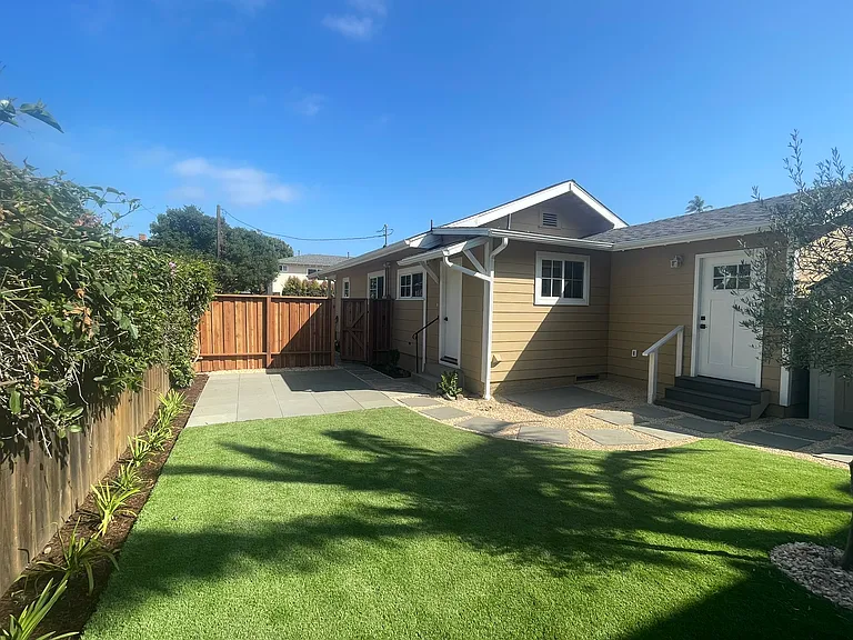 220 W Arrellaga St — Photo 16