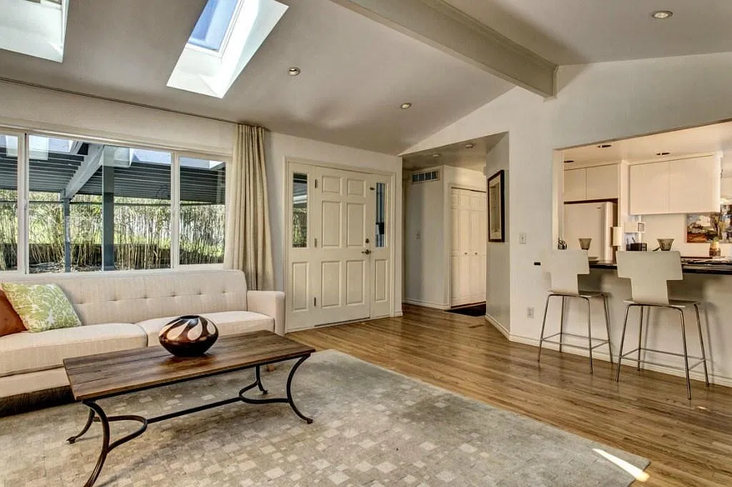 3 bed, 2300 sqft, $4,900 — Photo 3