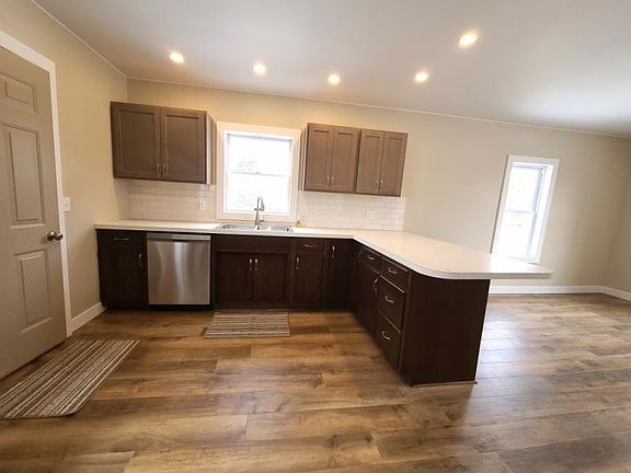 2nd image of 869 E Main St